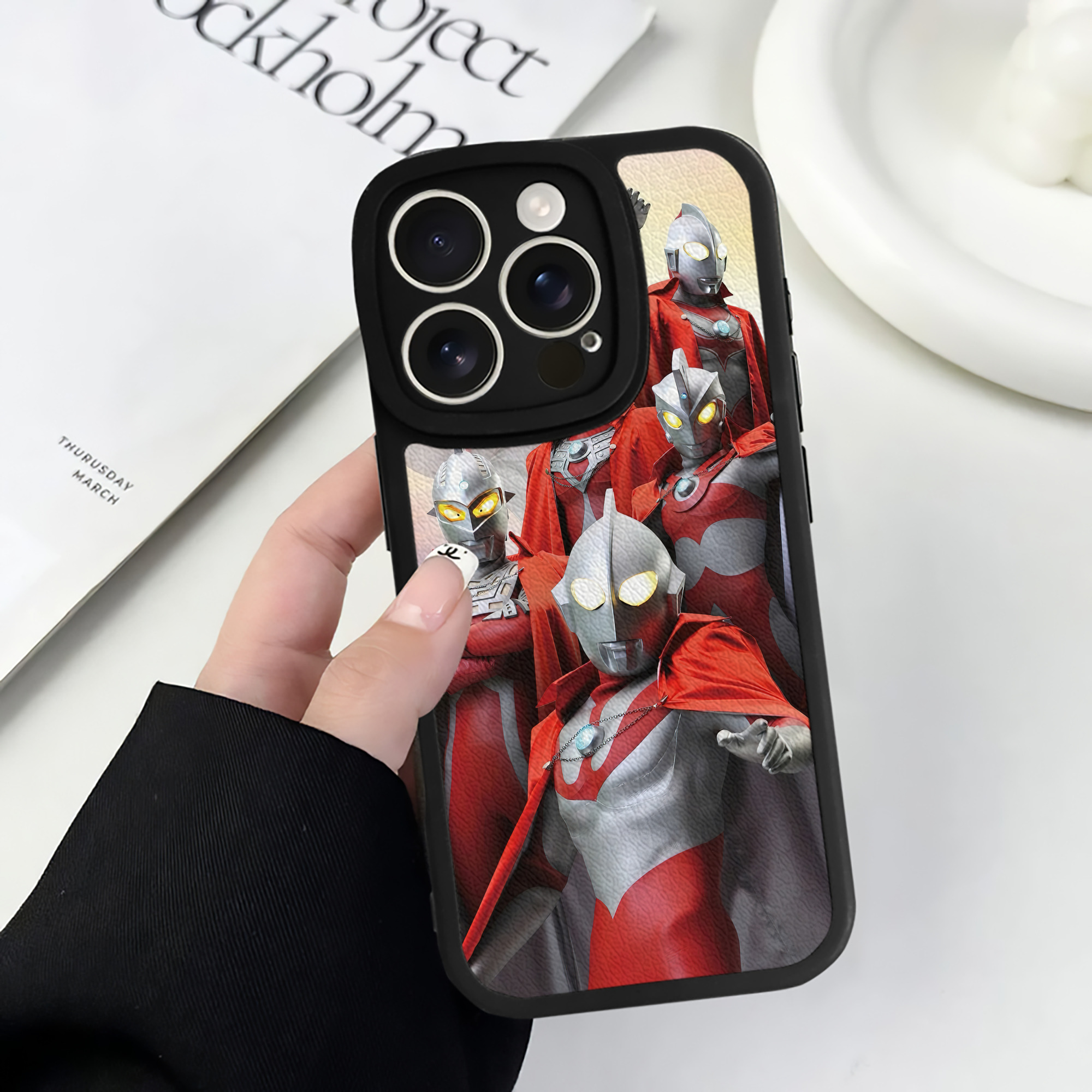 （画像用） ウルトラマン Ultraman 【iPhone 16シリーズ対応】シリコンスマホケース（レザー調） 材質：シリコン